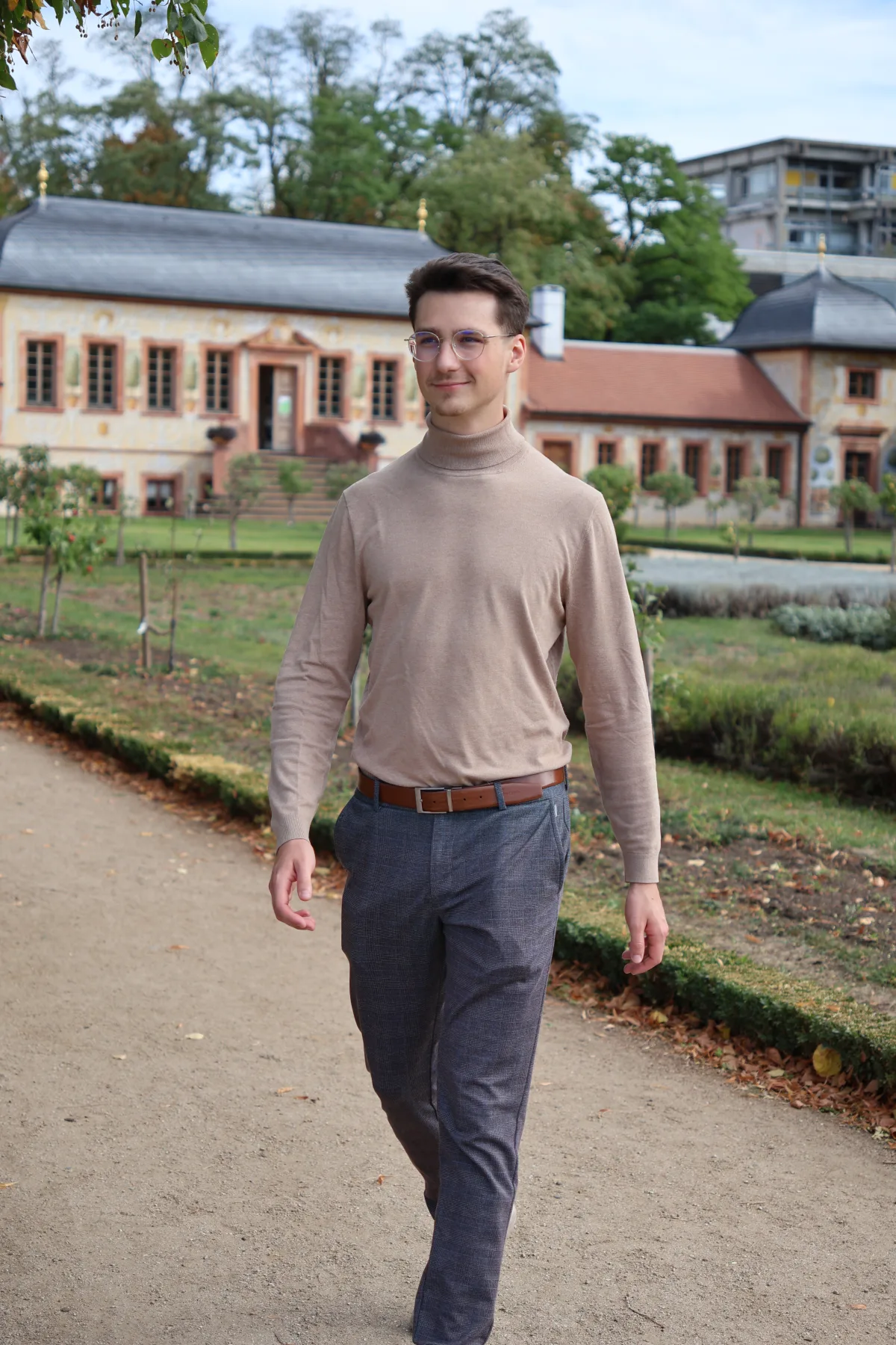 Maurice Bauer im Prinz-Georg-Garten in Darmstadt, dahinter das Prinz-Georg-Palais