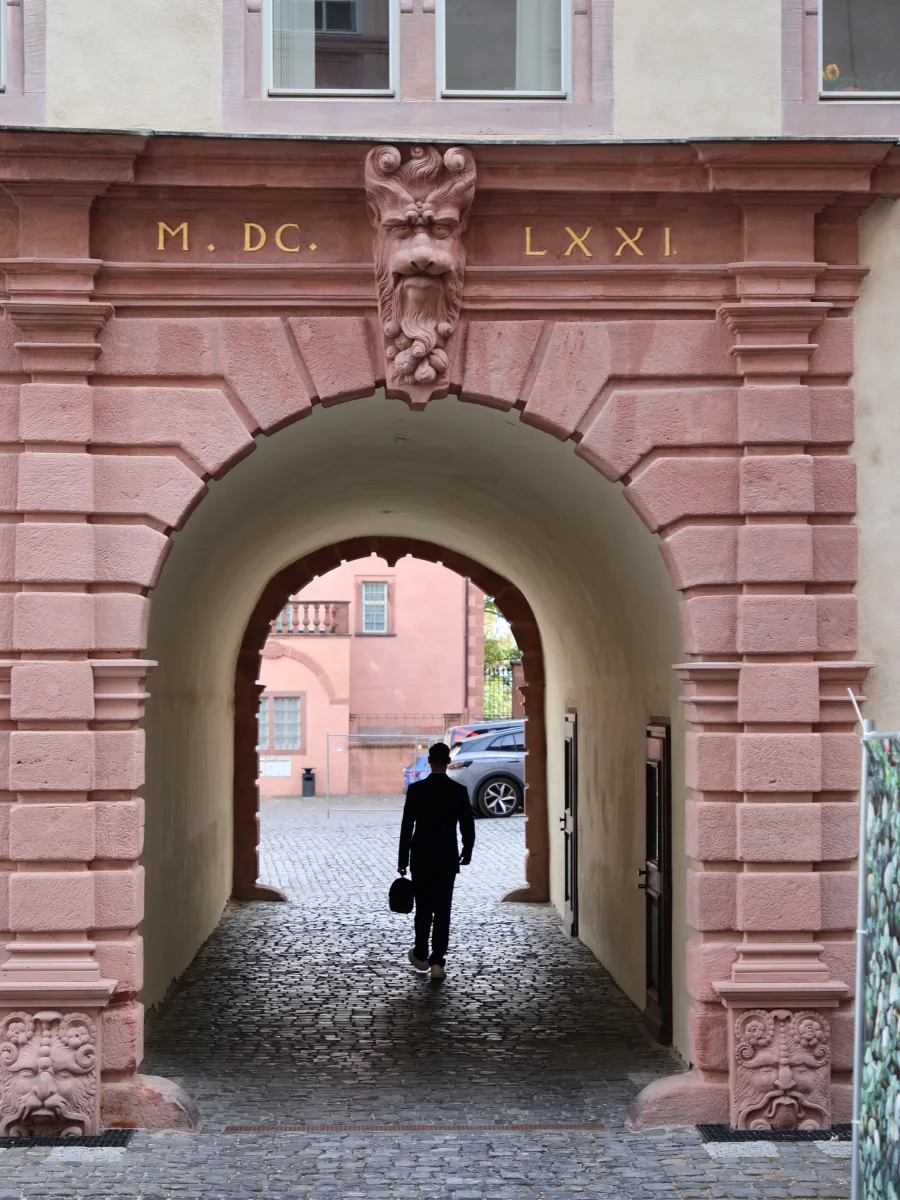 Schlosstor in Darmstadt, ein Passant geht hindurch