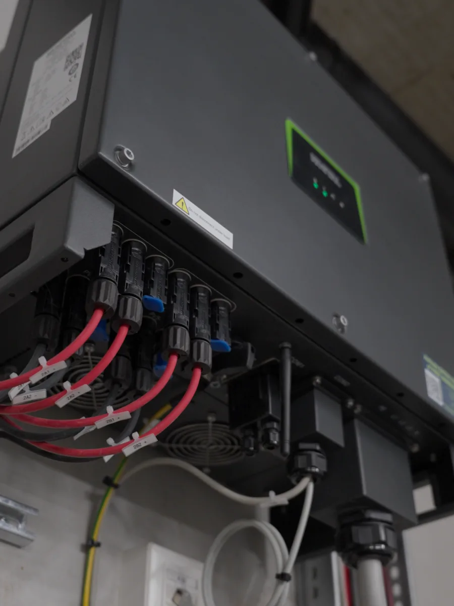Wechselrichter mit angeschlossenen Leitungen bei Haag Elektrotechnik