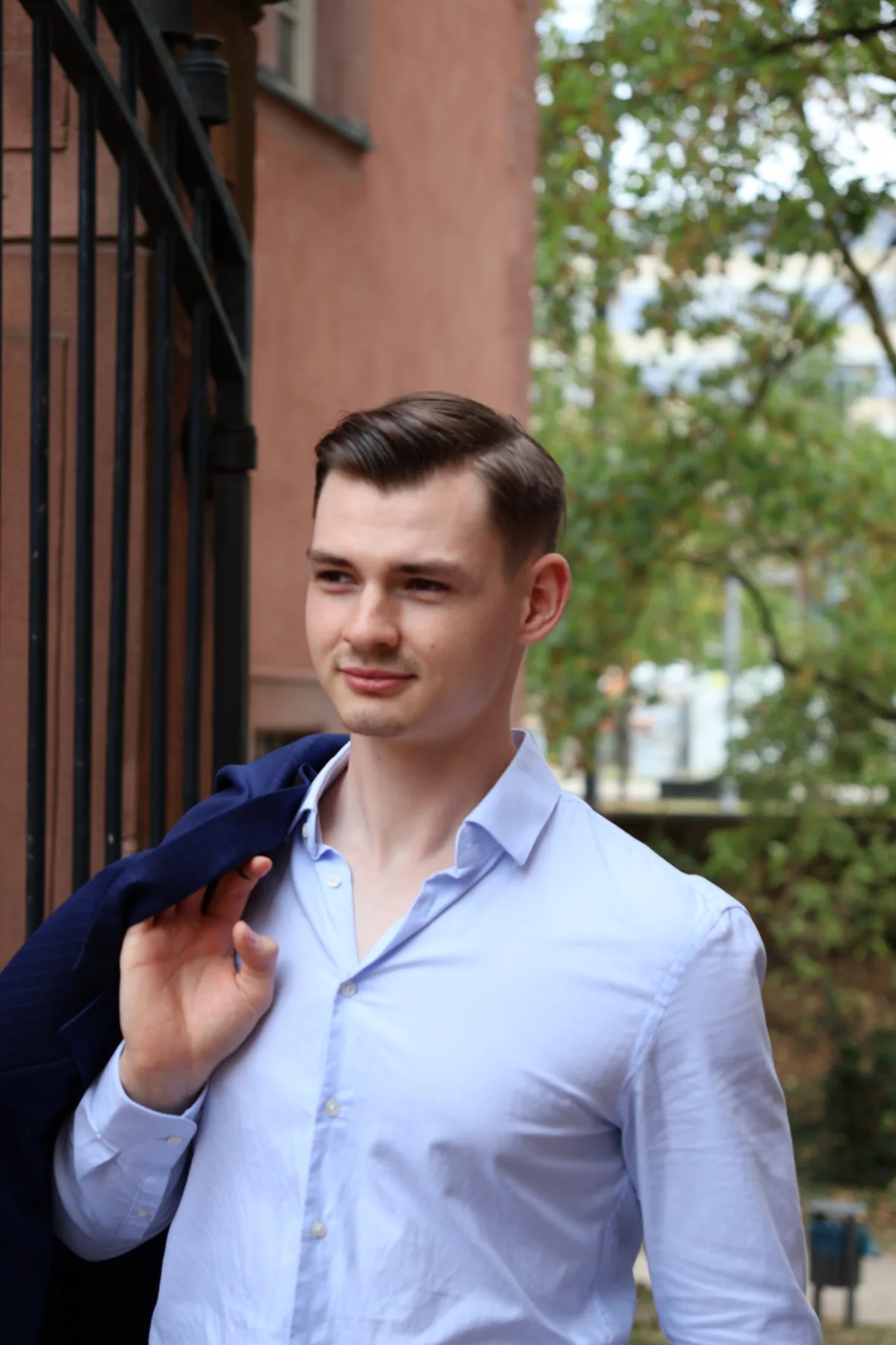Lennard Engelhardt, das Sakko über der Schulter