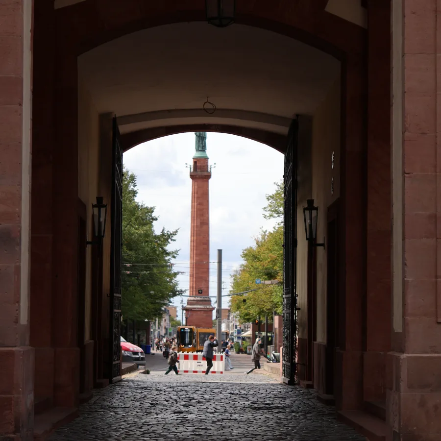 Blick durchs Schlosstor auf den Langen Lui